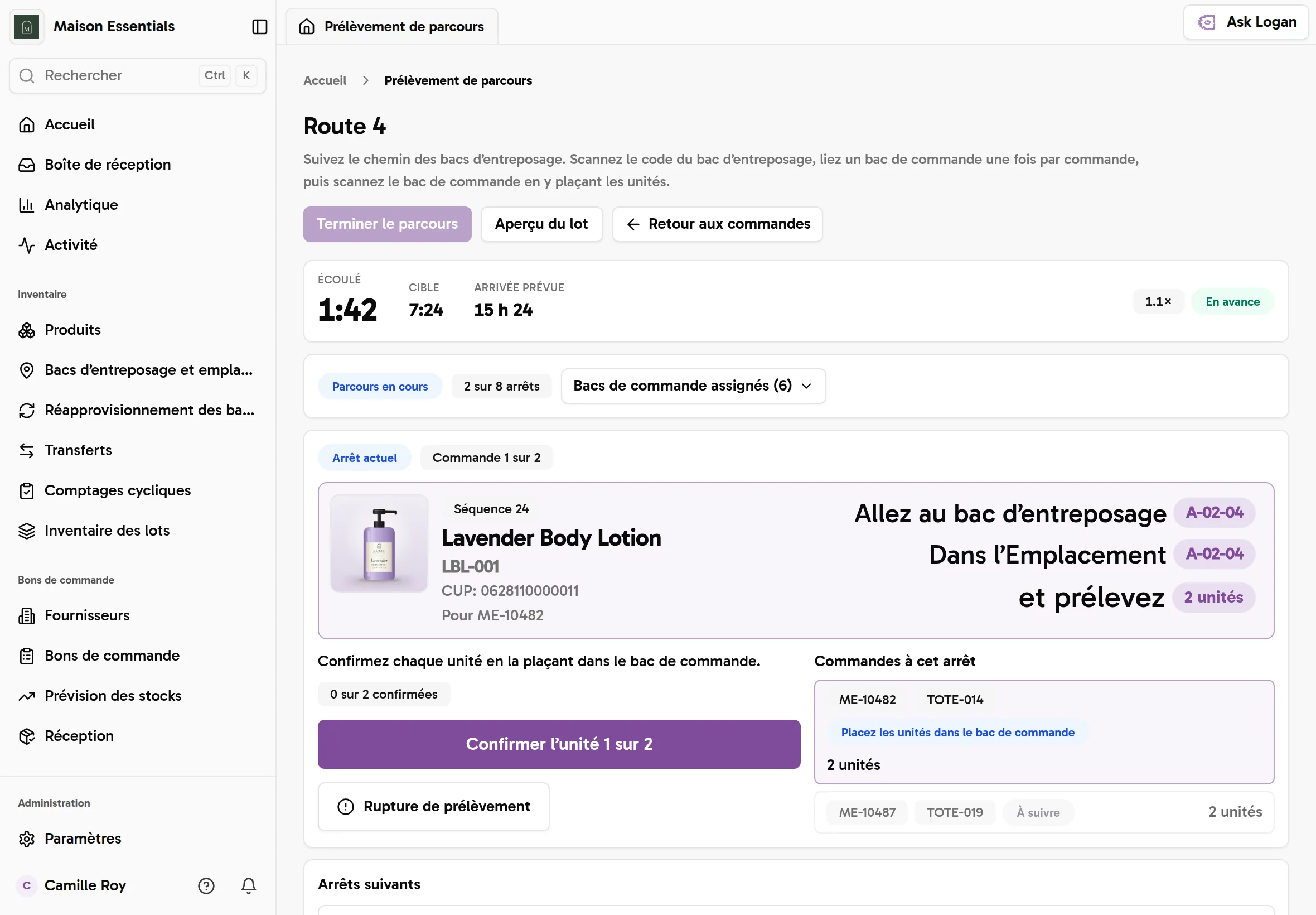 Prélèvement par parcours sur une tablette : aller à l'emplacement A-02-04 et prélever 2 unités de Lavender Body Lotion pour la commande ME-10482, en confirmant chaque unité déposée dans le bac, avec un bouton Short-pick et les prochains arrêts en dessous