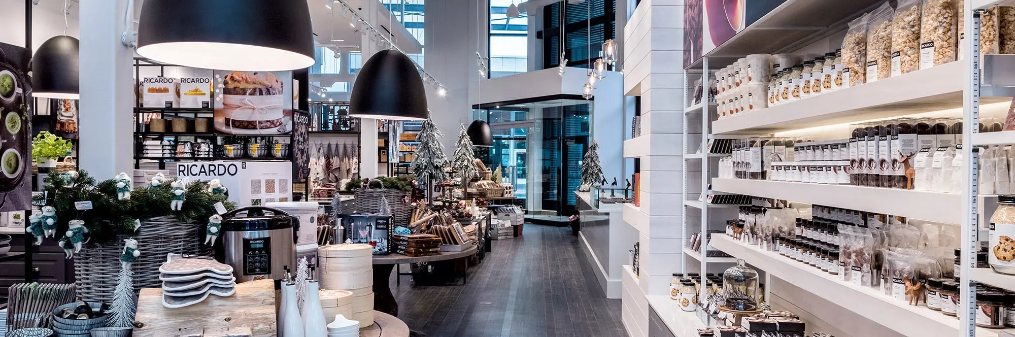 Inside a RICARDO boutique, with kitchenware, tableware and gourmet products