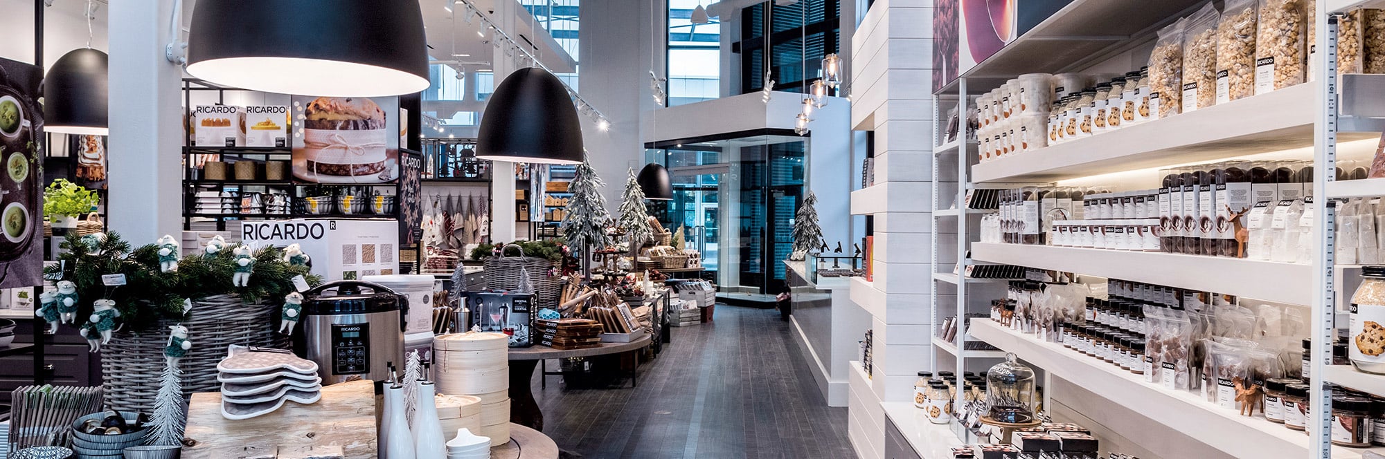 Intérieur d’une boutique RICARDO avec des articles de cuisine, de la vaisselle et des produits gourmands